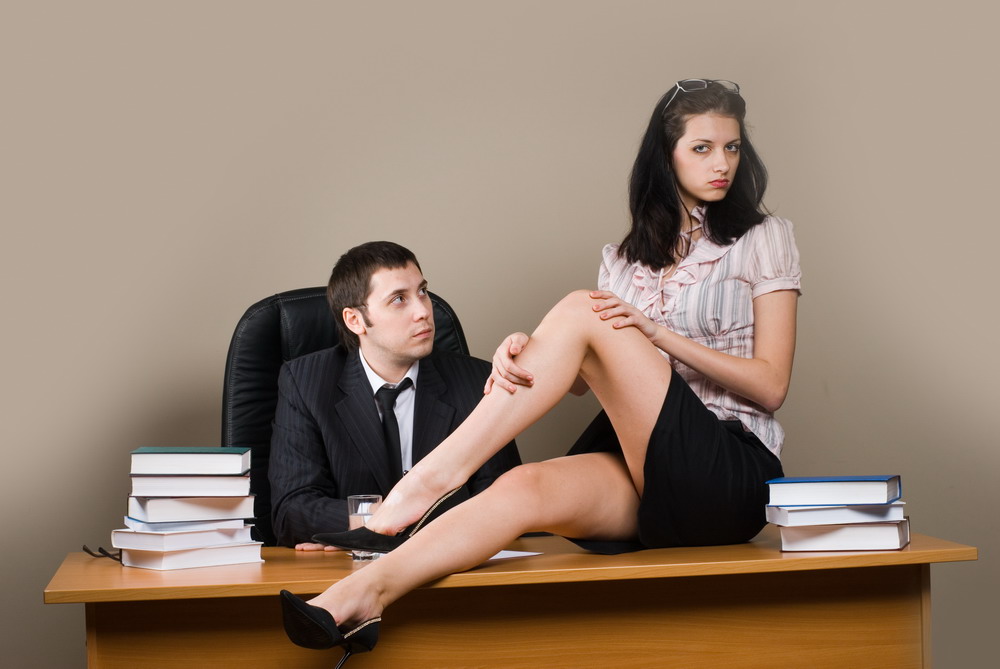 Сексуальная секретарша снимает стресс своего босса
